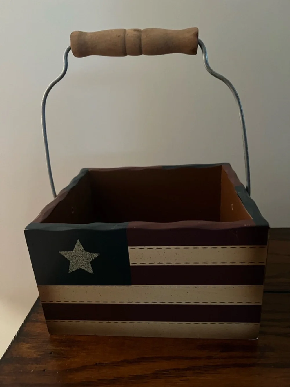 Stars and stripes country rustic patriotic box with wooden handle. - Picture 4 of 6